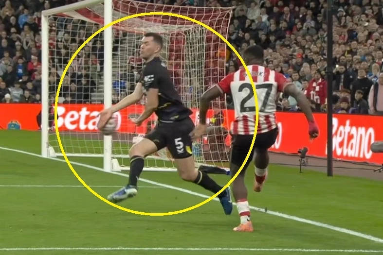 关于VAR检查认为基恩手臂处于合理位置不构成点球判罚的信息  第1张