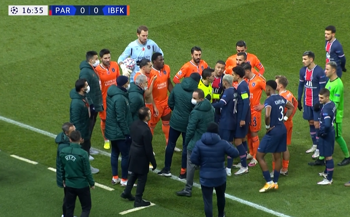 包含英格兰球员遭激光笔照射裁判短暂中断比赛的词条