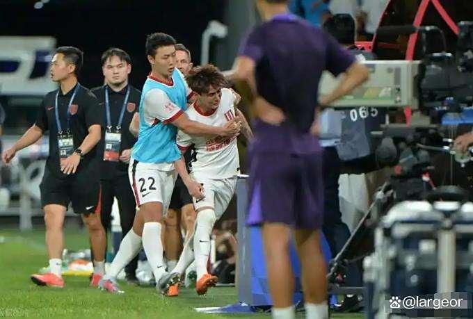 关于中超联赛天津赛区被通报批评因球迷侮辱韦世豪的信息