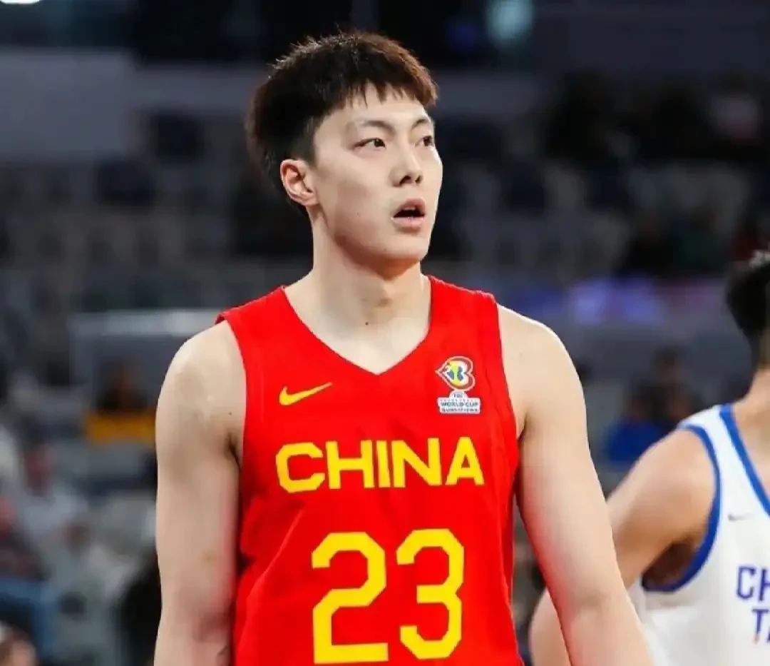 中国男篮热身赛75-72险胜波黑男篮胡金秋16+6赵睿轮休的简单介绍  第1张