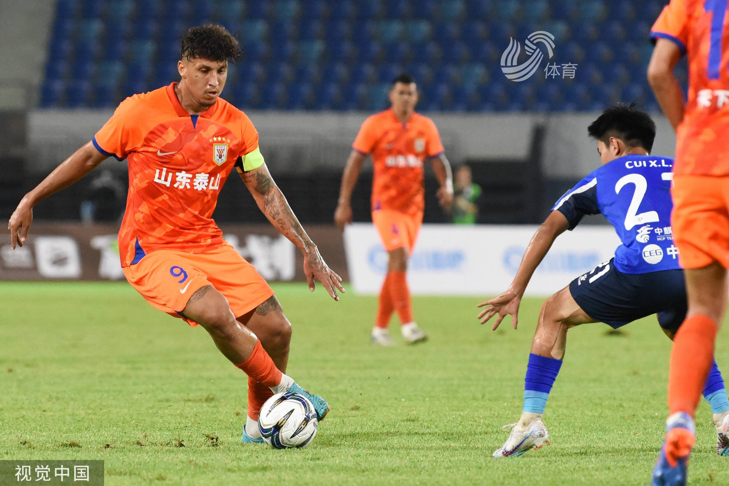 足协杯青岛红狮0-5山东泰山克雷桑双响建功陈蒲单刀破门的简单介绍  第1张