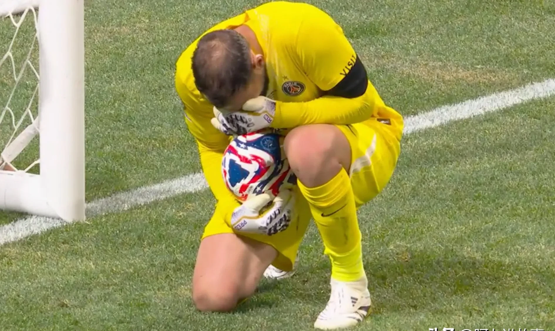 曝卡瓦尼大概率会缺席战拜仁遭遇小腿伤势困扰的简单介绍  第2张