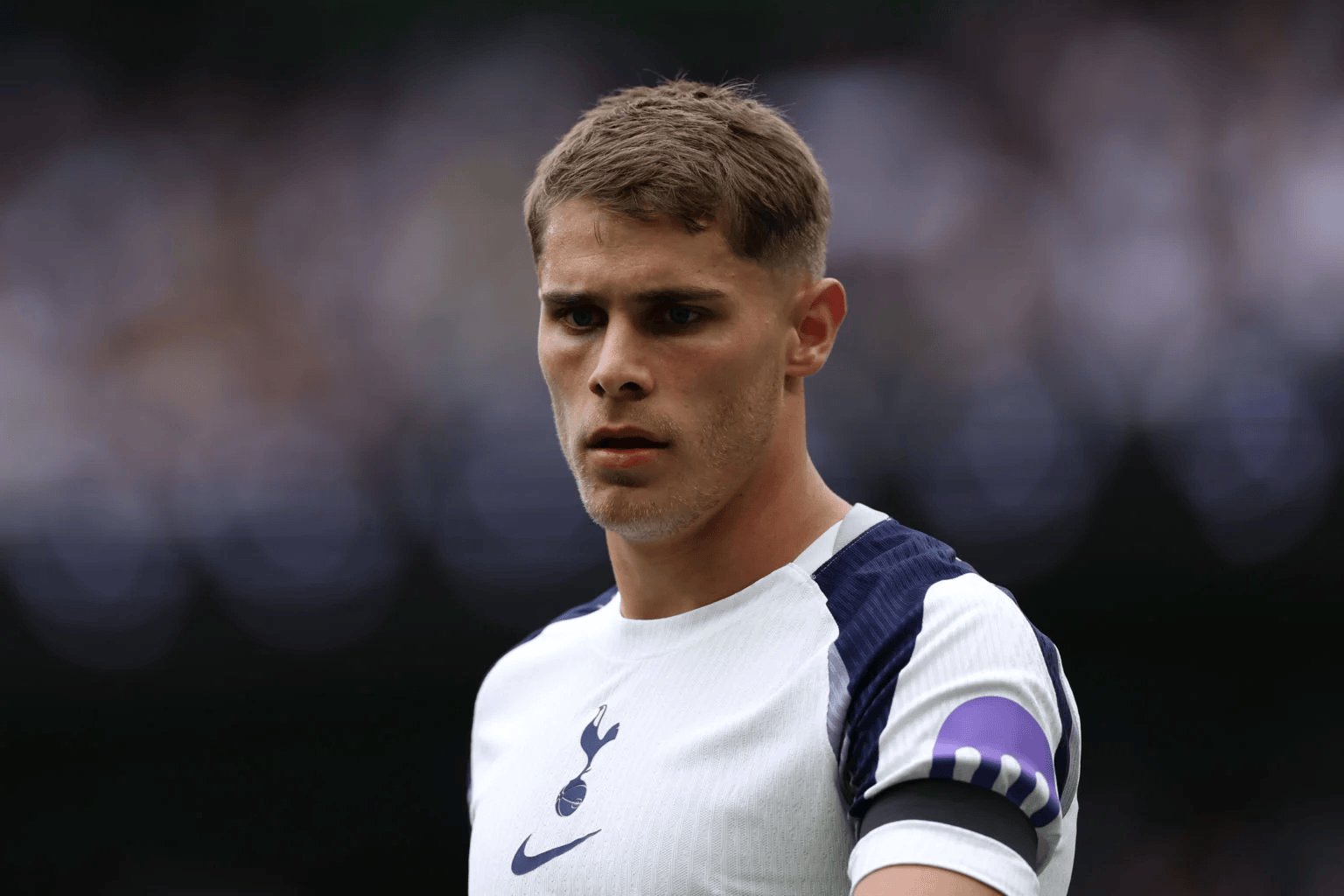 拜仁仍有意多特边锋吉滕斯但球员更希望加盟切尔西的简单介绍