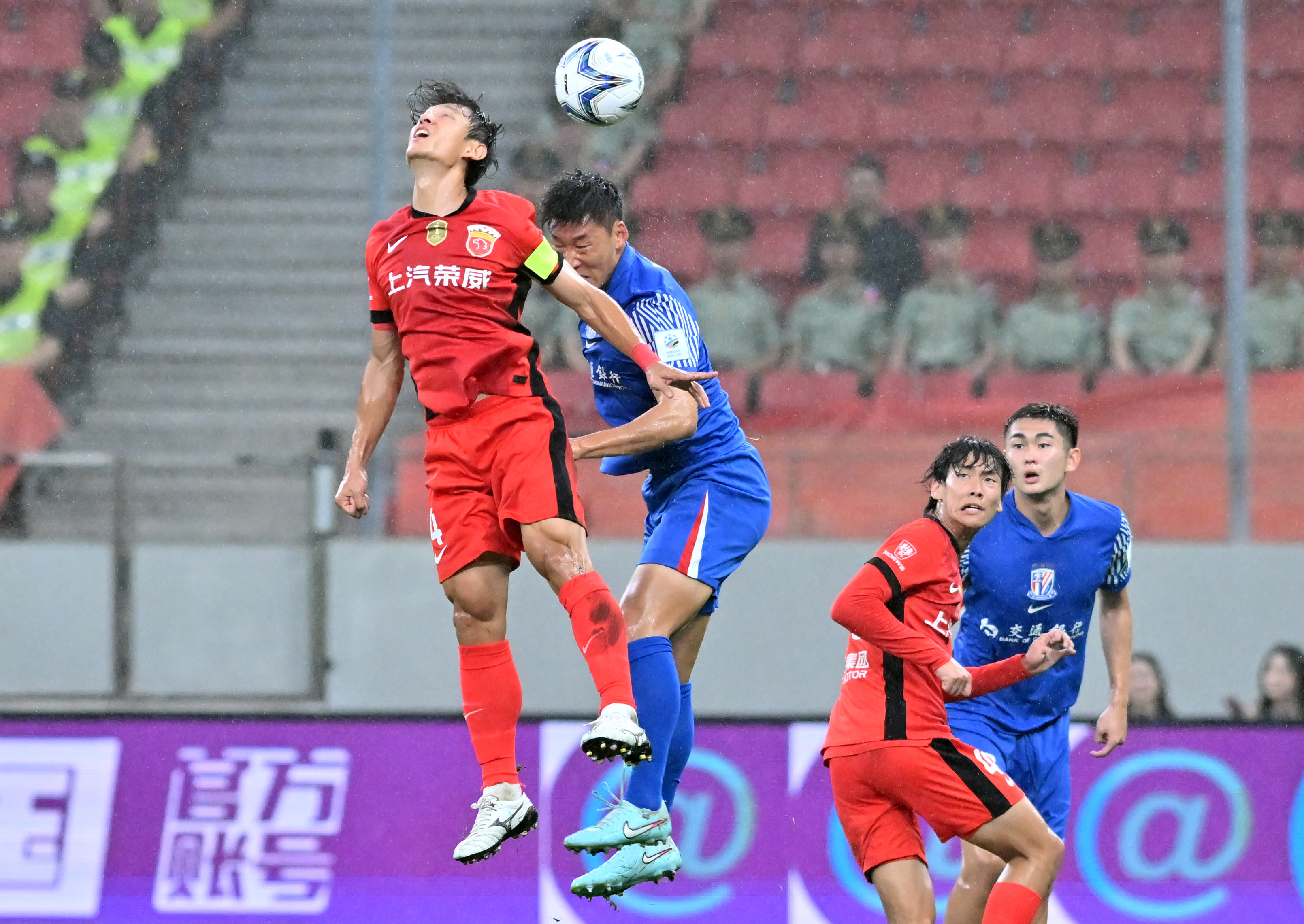 关于水晶宫有意租借黄喜灿球员在狼队的处境变得复杂的信息  第1张