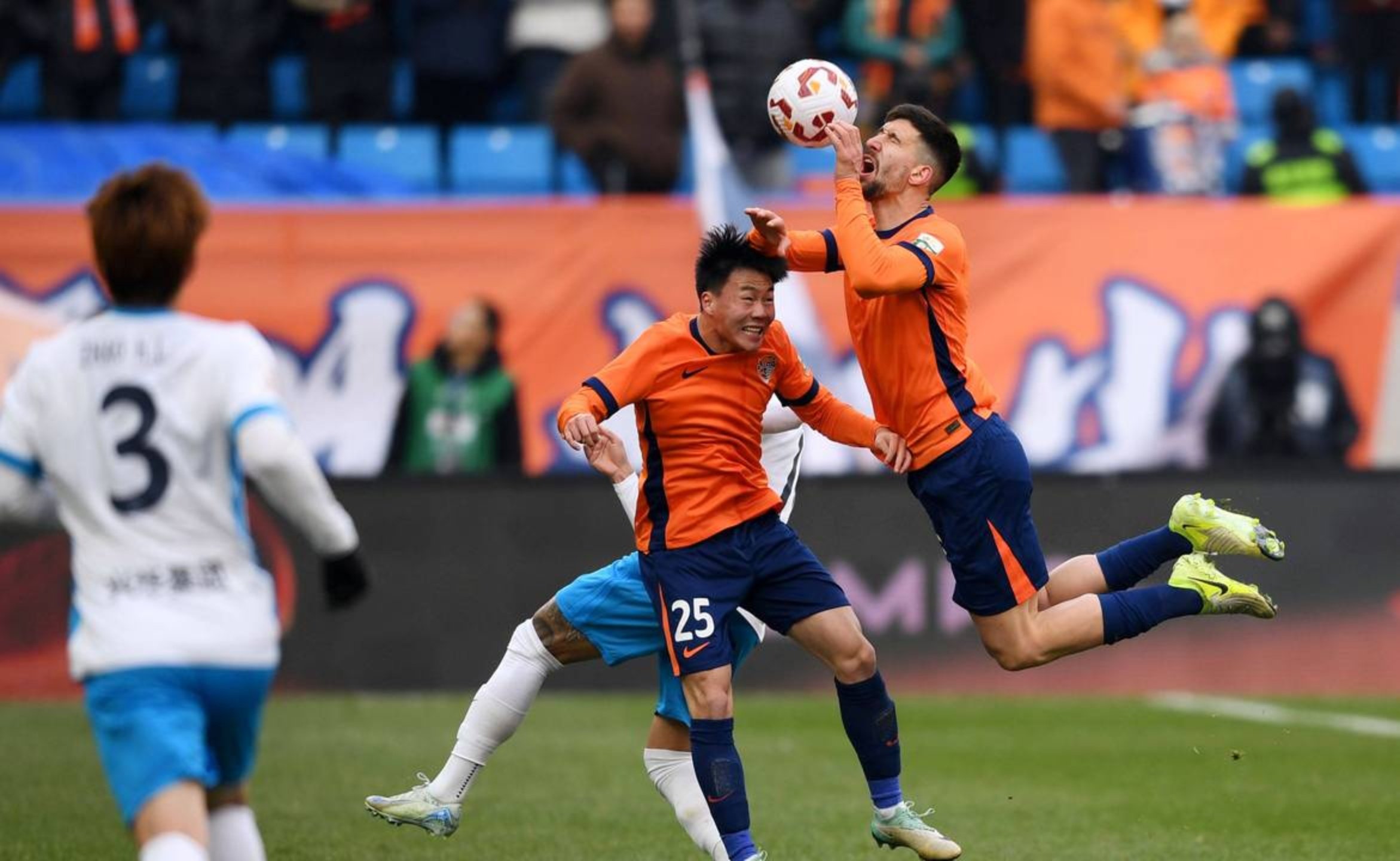 成都蓉城将战长春亚泰成都蓉城暂居联赛头名的简单介绍