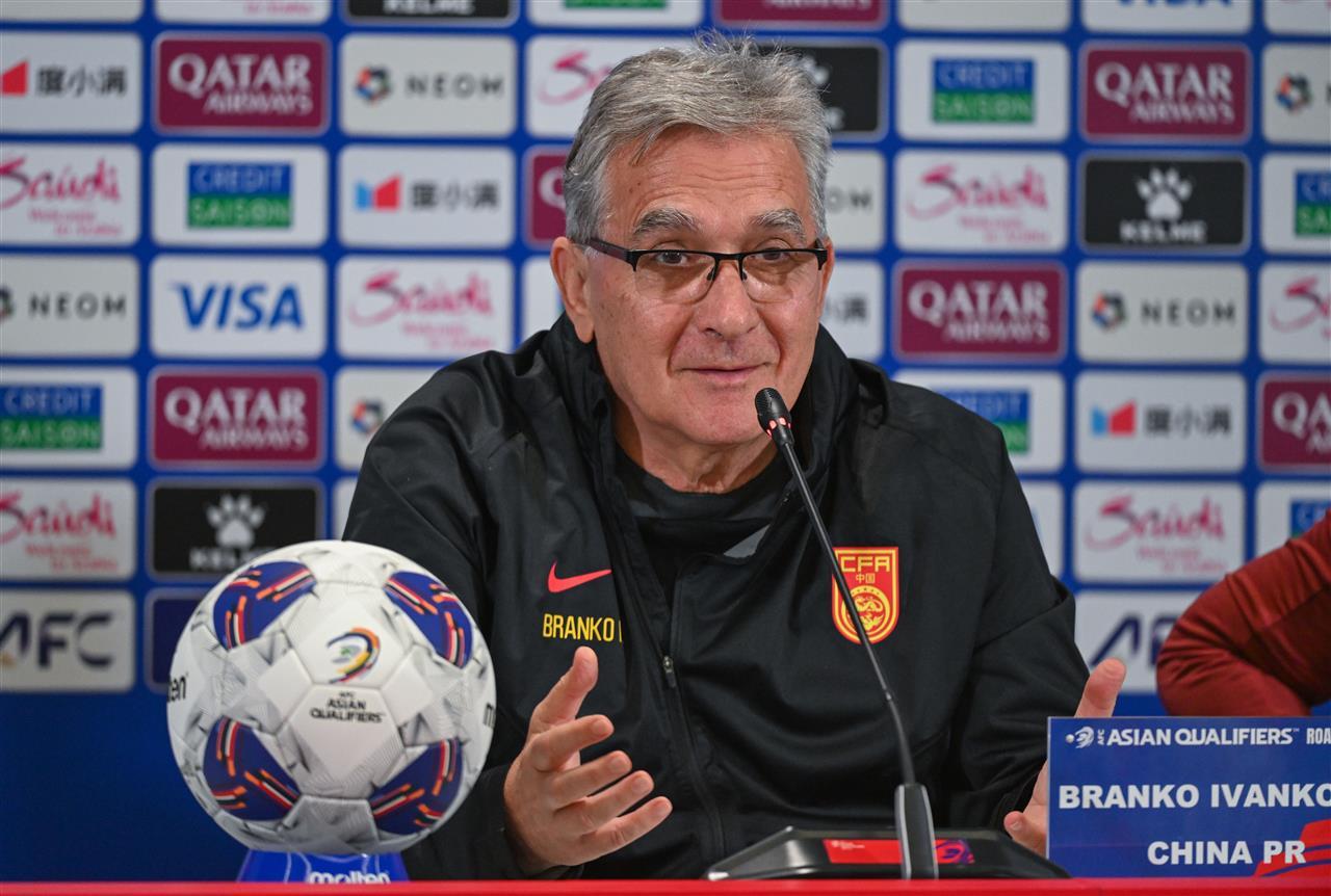 国足代理主帅久尔杰维奇到工体观战国足已公布最新名单的简单介绍