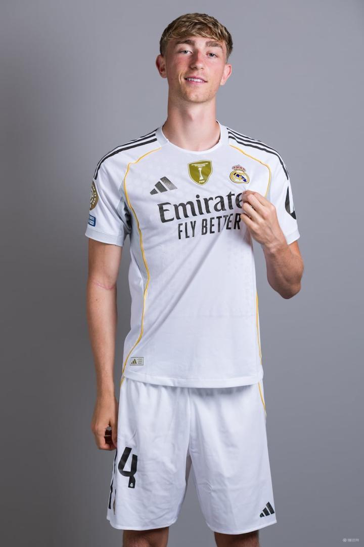 齐达内社媒晒身穿皇马球衣照片为皇马第三球衣的简单介绍  第2张