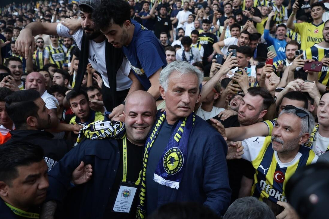 关于穆里尼奥有望与孙兴慜重聚费内巴切愿意支付高薪的信息