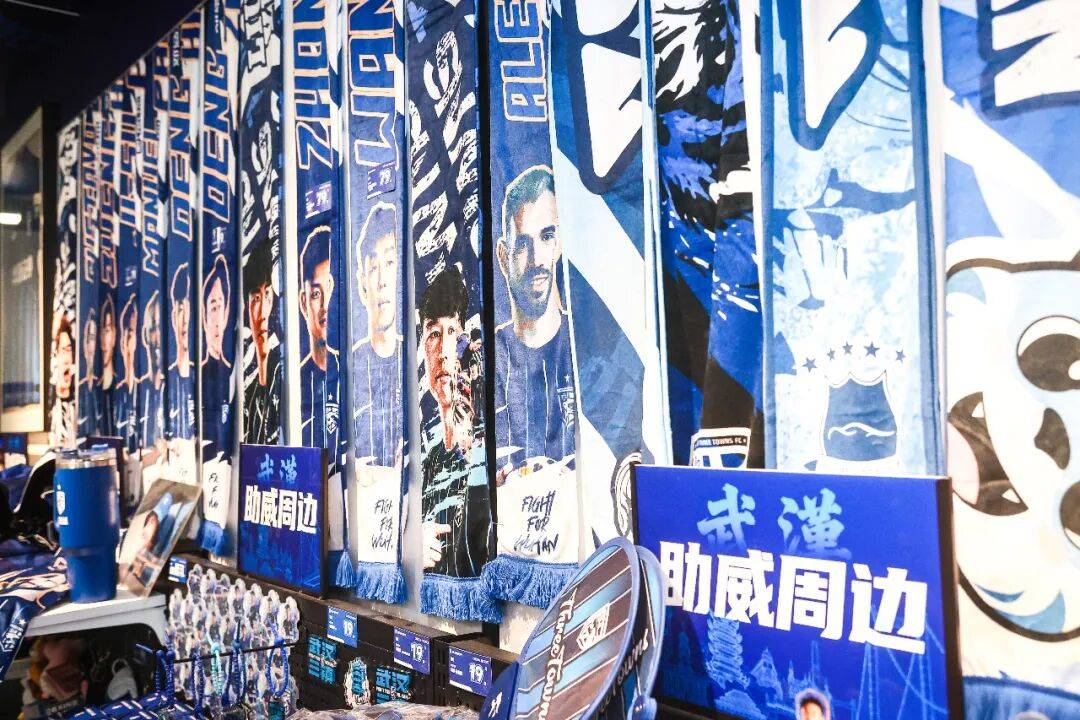 武汉三镇球员缅怀离世球迷手持球迷会员编号的简单介绍