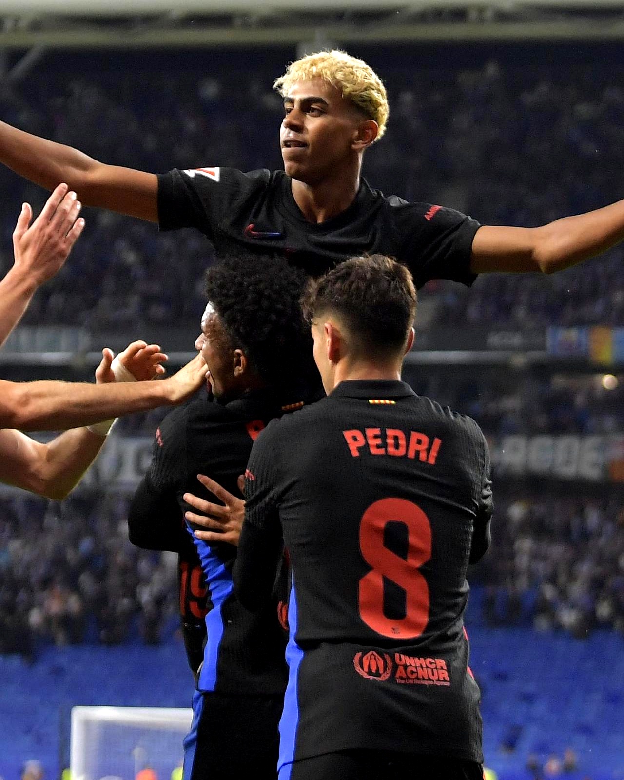 关于亚马尔训练场戏耍莱万和加维巴萨开启新赛季备战的信息 第1张 关于亚马尔训练场戏耍莱万和加维巴萨开启新赛季备战的信息 第1张