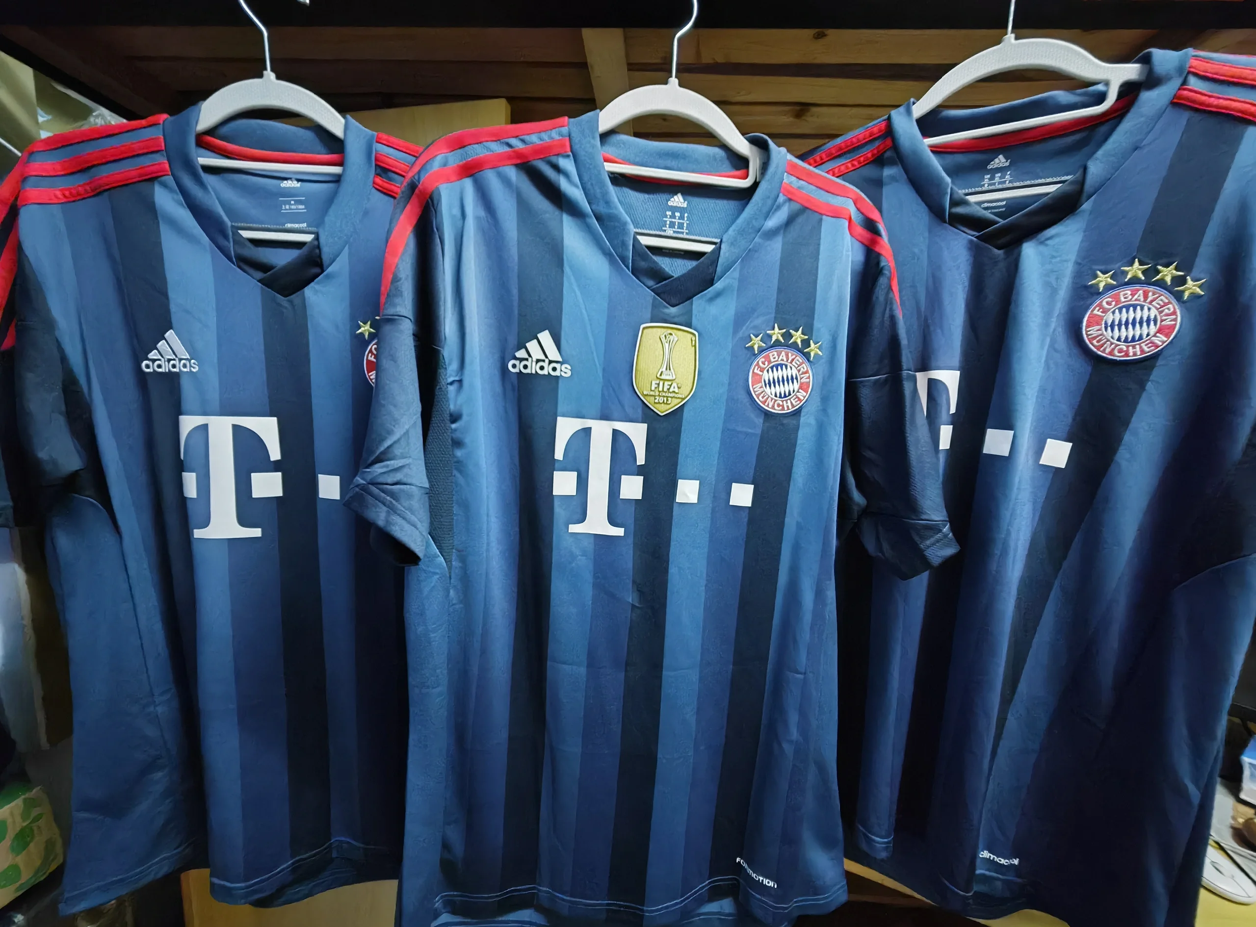 关于拜仁免签若纳坦塔身穿4号球衣的信息