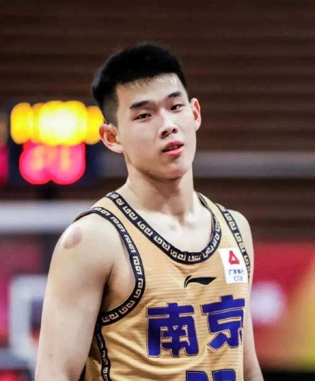 包含林葳被NBAG联赛选中第8顺位加盟德克萨斯传奇队的词条