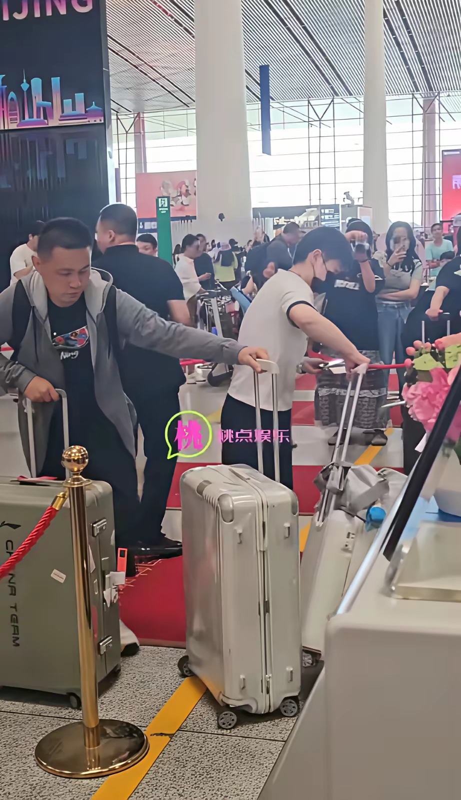 国足行李箱引发热议机场行李堆积如山的简单介绍