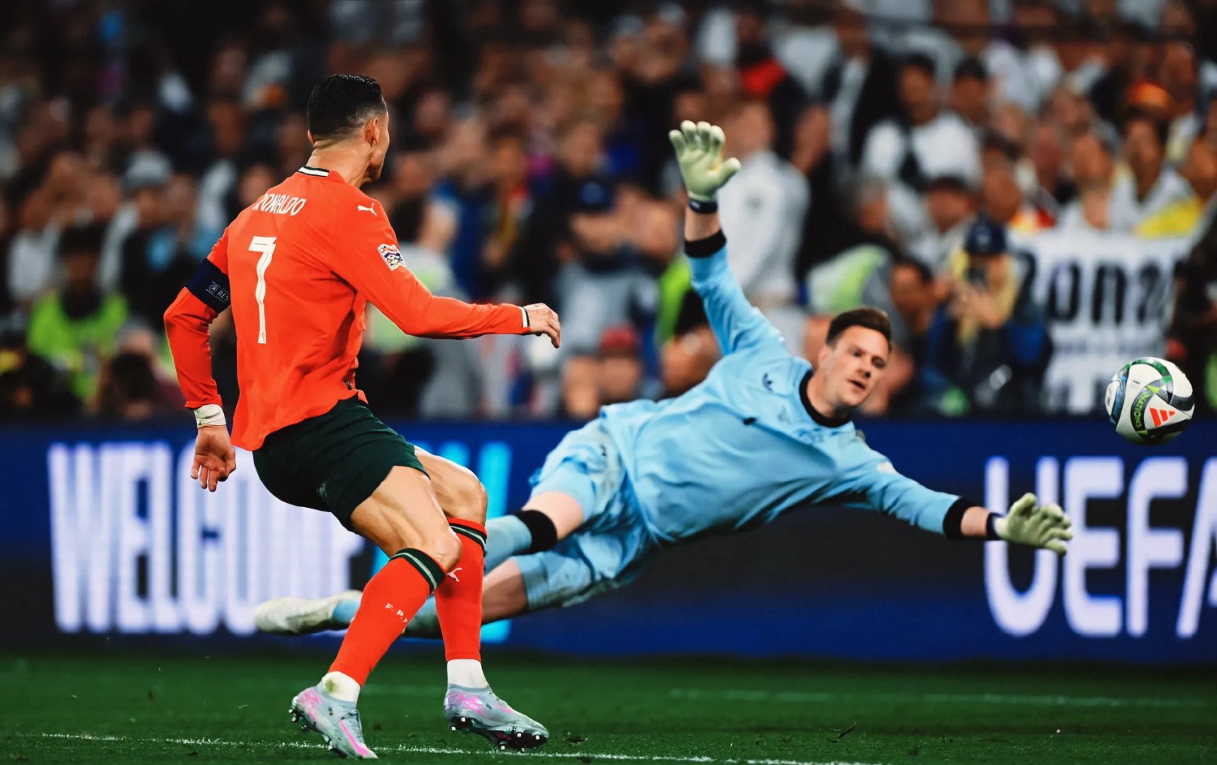 C罗追平世预赛进球纪录领先梅西3球  第1张